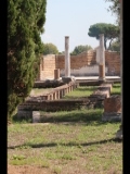 06482 ostia - regio iv - insula v - schola del traiano (iv,v,15) and domus (iv,v,16) - bli durch das peristylium - ri sueden - hinten raum p.jpg